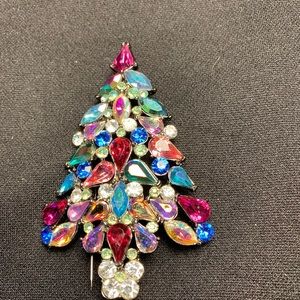2006 collection left Christmas tree pin